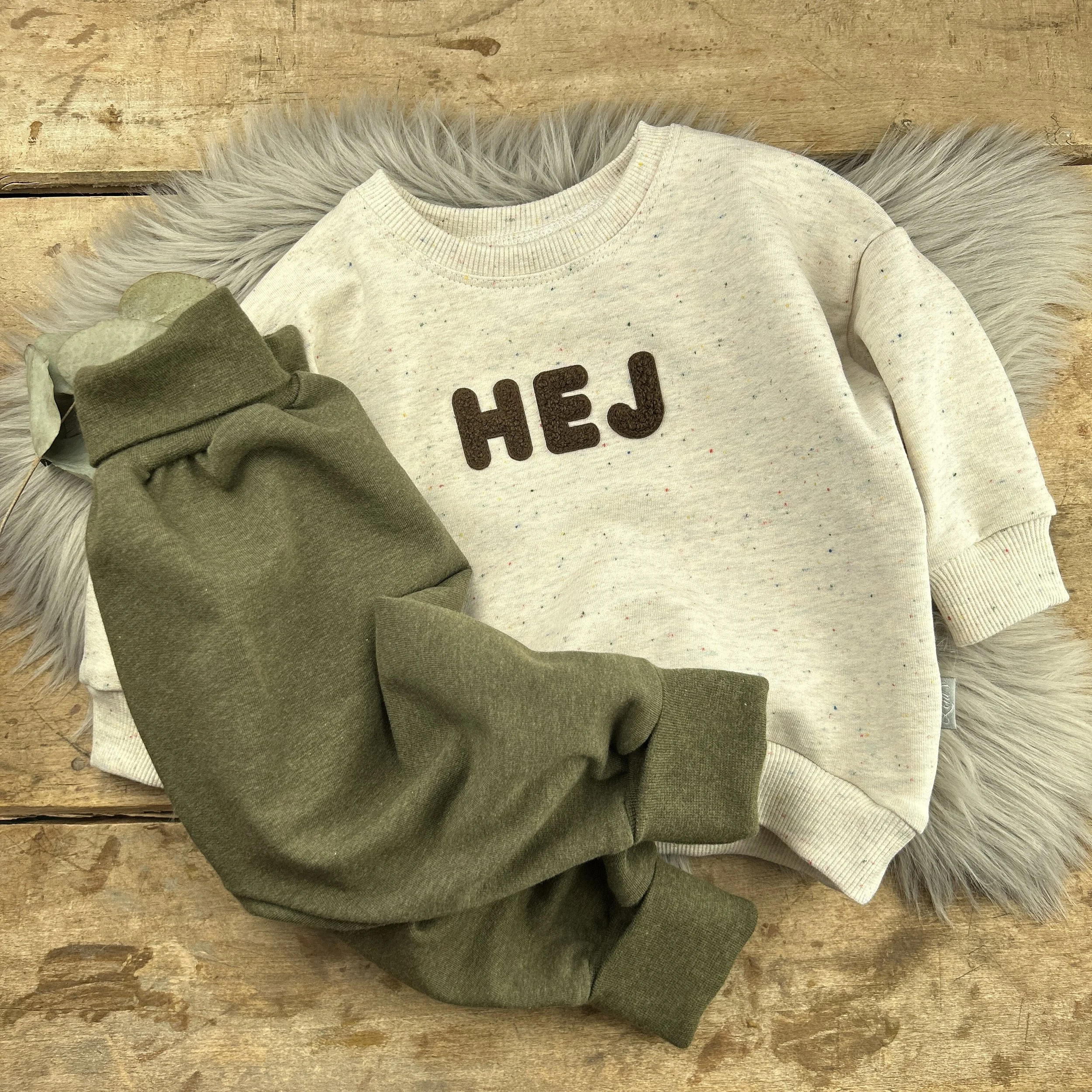 Buchstaben dunkelbraun / 089