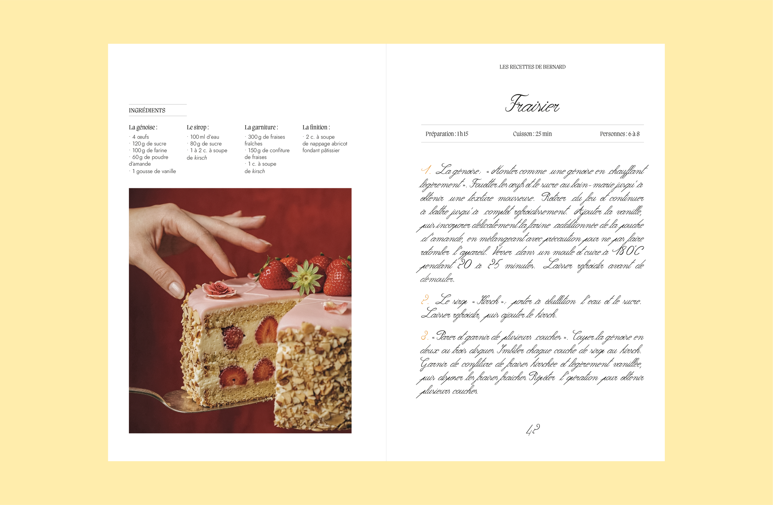 Une image d'une part de gâteau rose décoré avec des fraises et des fleurs, avec des amandes grillées sur les côtés.