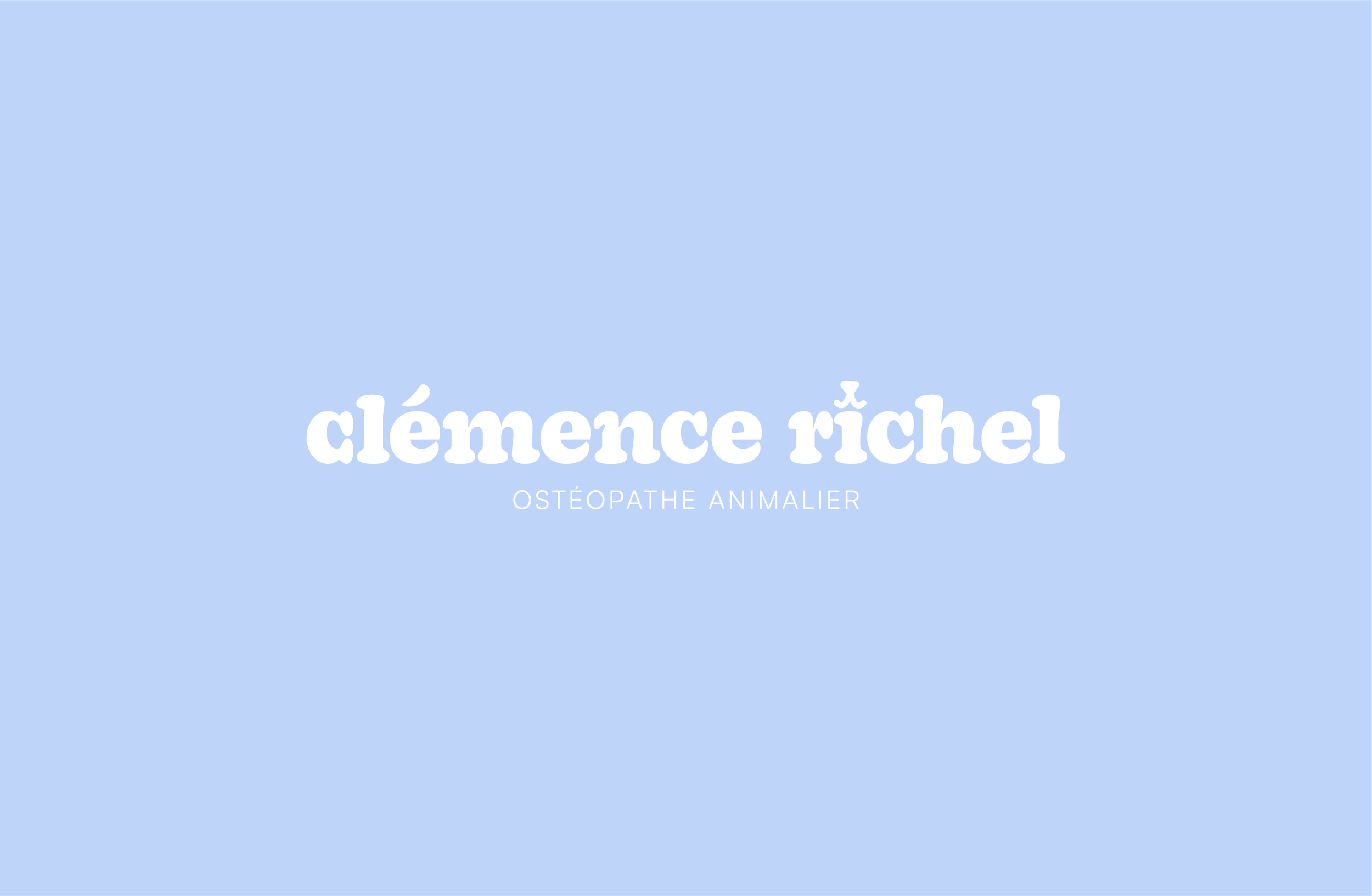 Page de présentation avec texte en blanc sur fond bleu clair, mentionnant le nom 'Clémence Richel' et la profession 'Ostéopathe Animalier'.