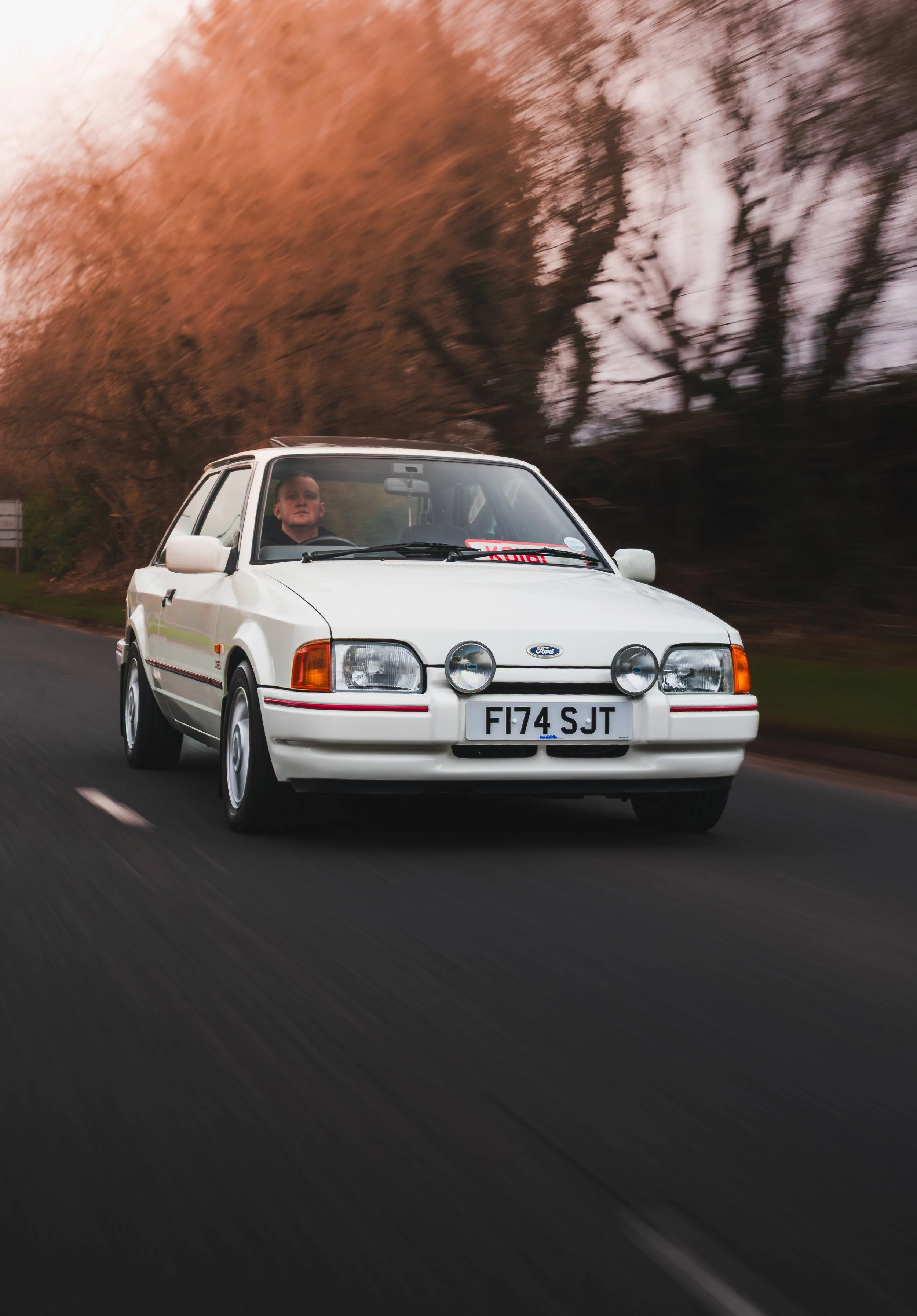 Ford-Escort-XR3i-White_Rollers-3.jpg