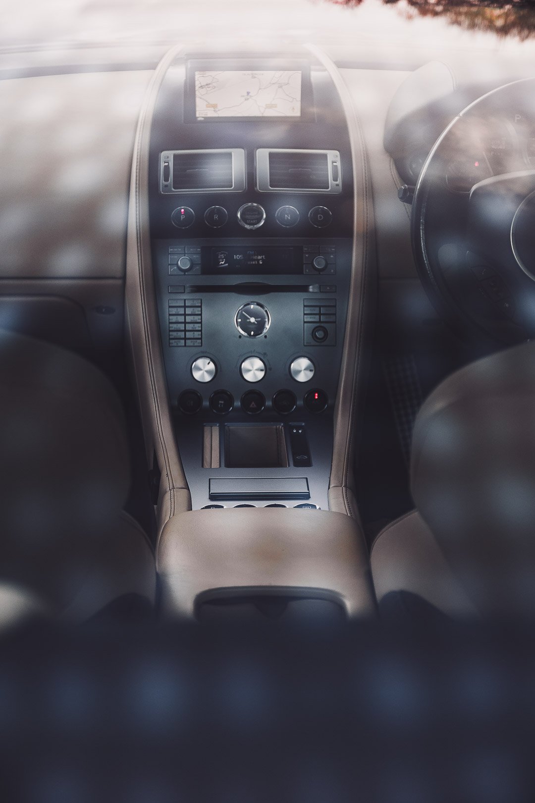 Aston-Martin-DB9-9x16-14.jpg
