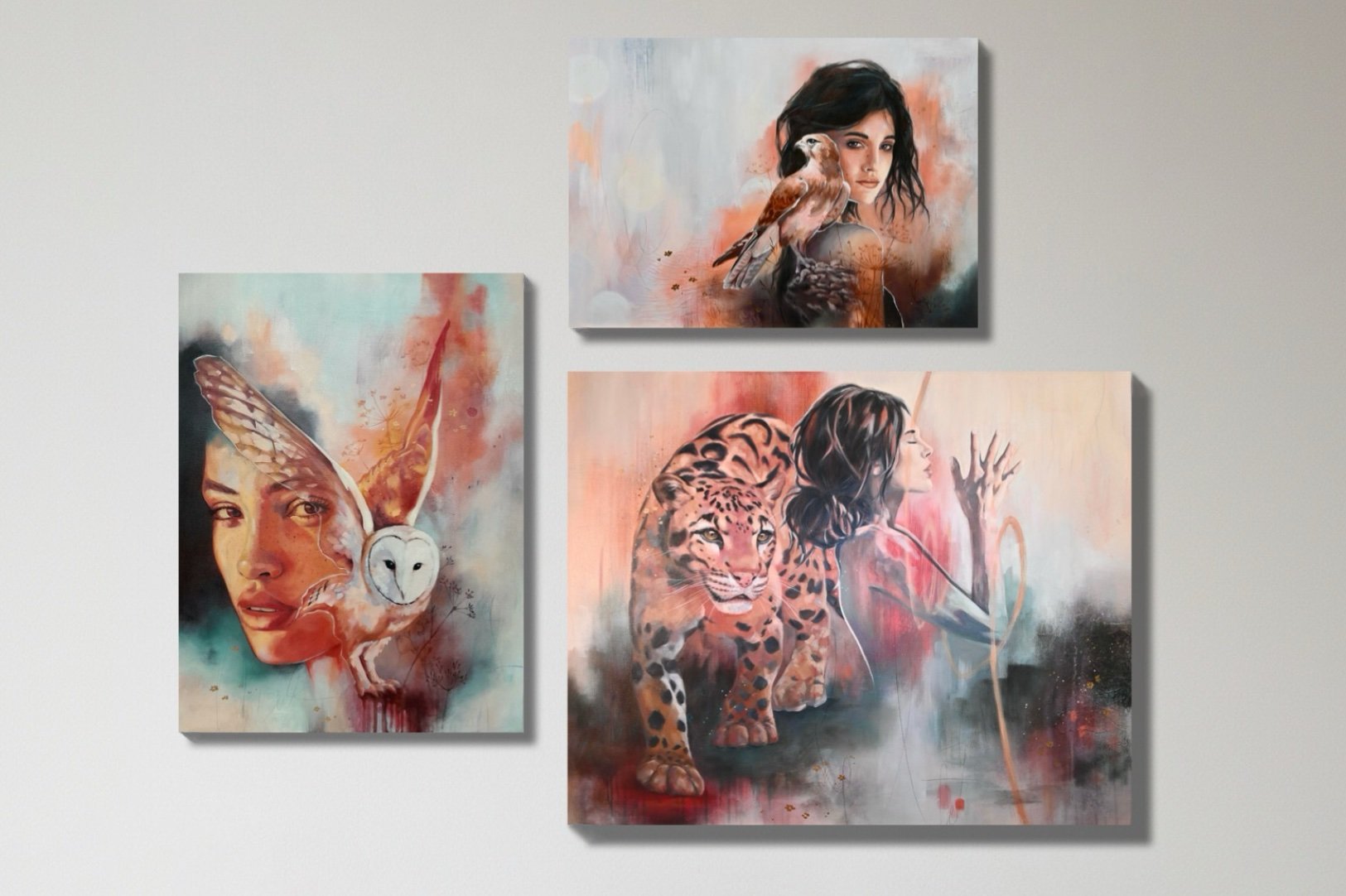 Drei Gemälde mit Frauen und Tieren, eines mit einer jungen Frau und einem Uhu, eines mit einer Frau und einem Jaguar, und ein weiteres mit einer Frau, einem Vogel und einem Hintergrund in warmen Farben.