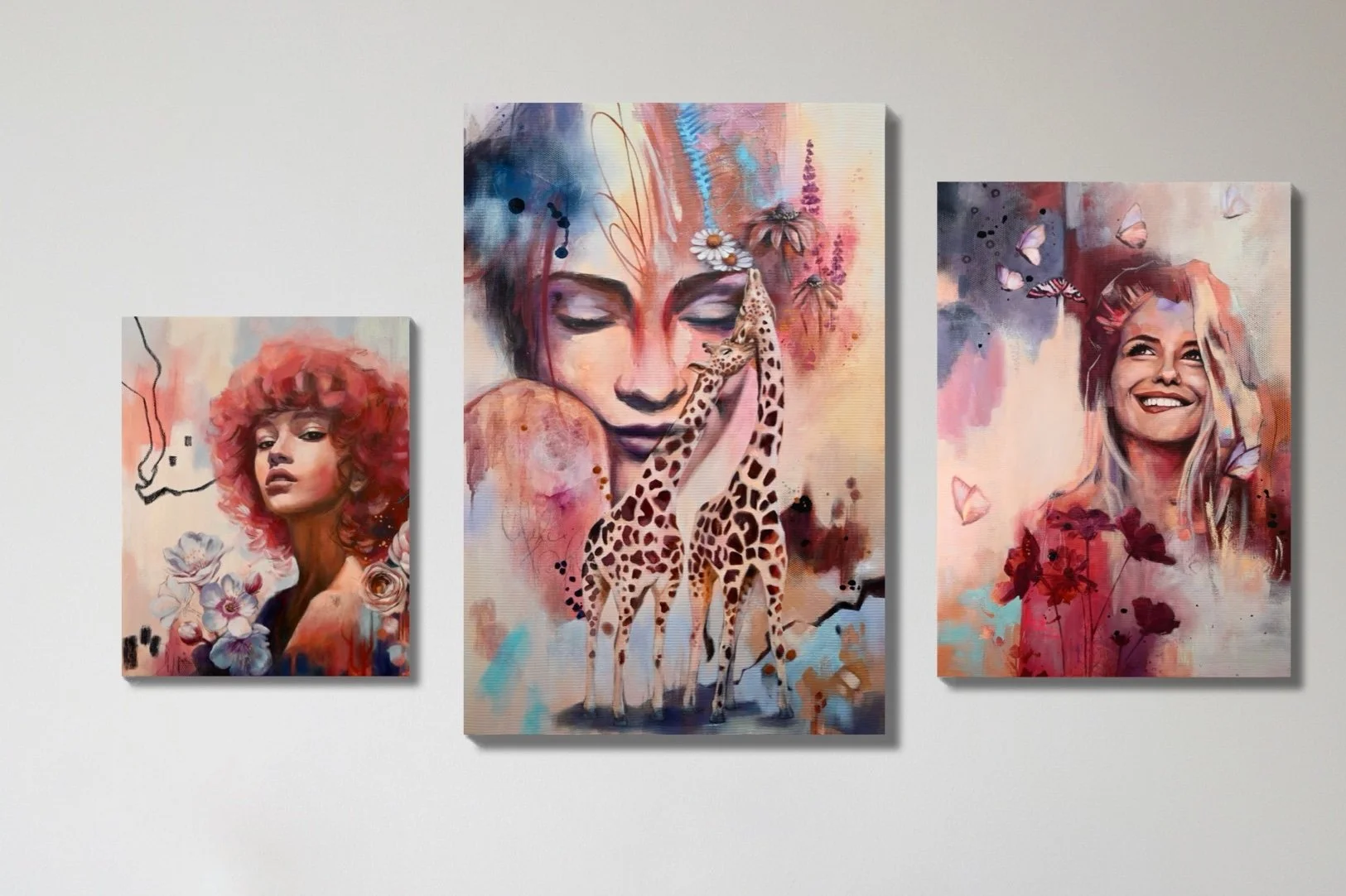 Drei bunte, künstlerische Porträts von Frauen auf Leinwand, mit Blumen, Tieren und abstrakten Elementen im Hintergrund.