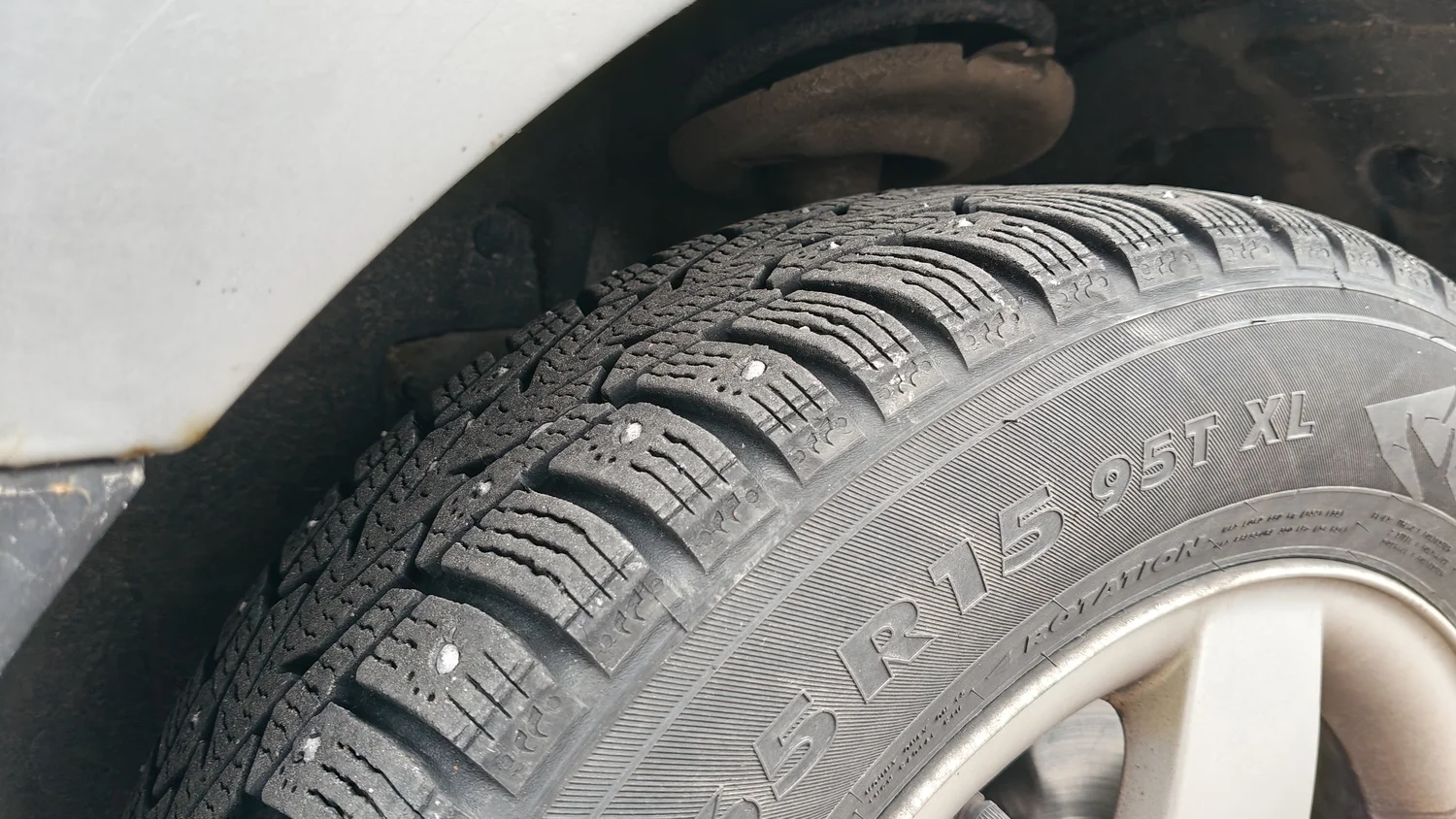 Winter tyres in Sweden: the rules, studs and the däckhotell