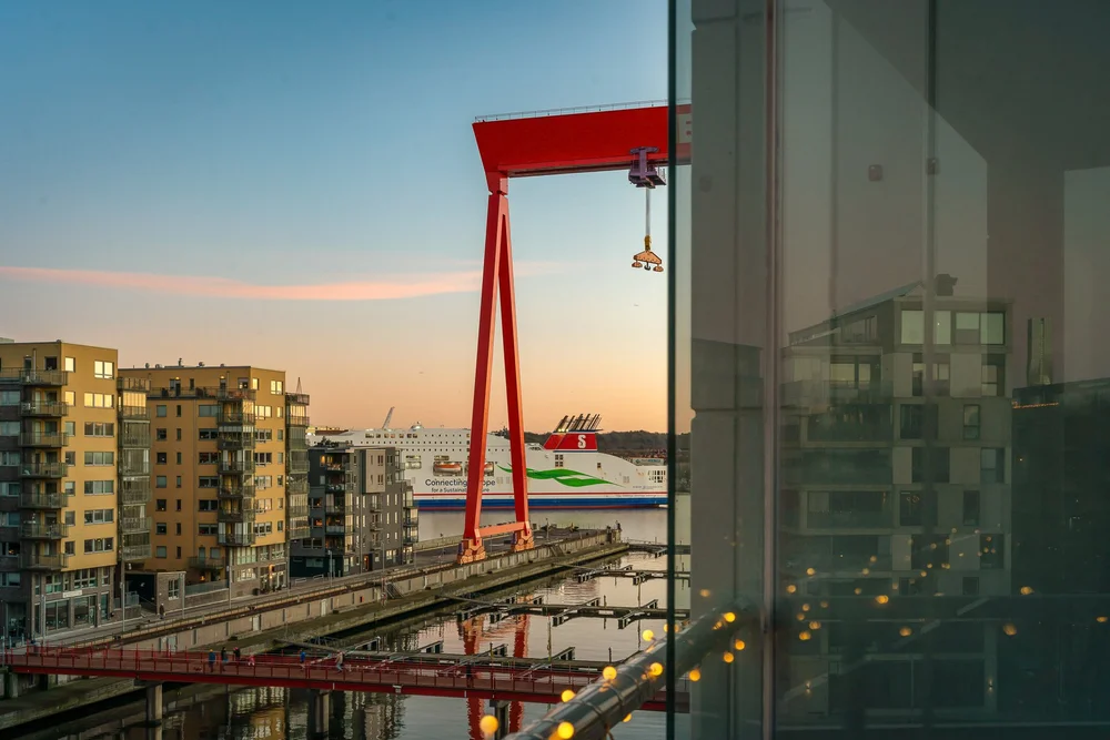 Red crane in Eriksberg in the evening, homes by the water