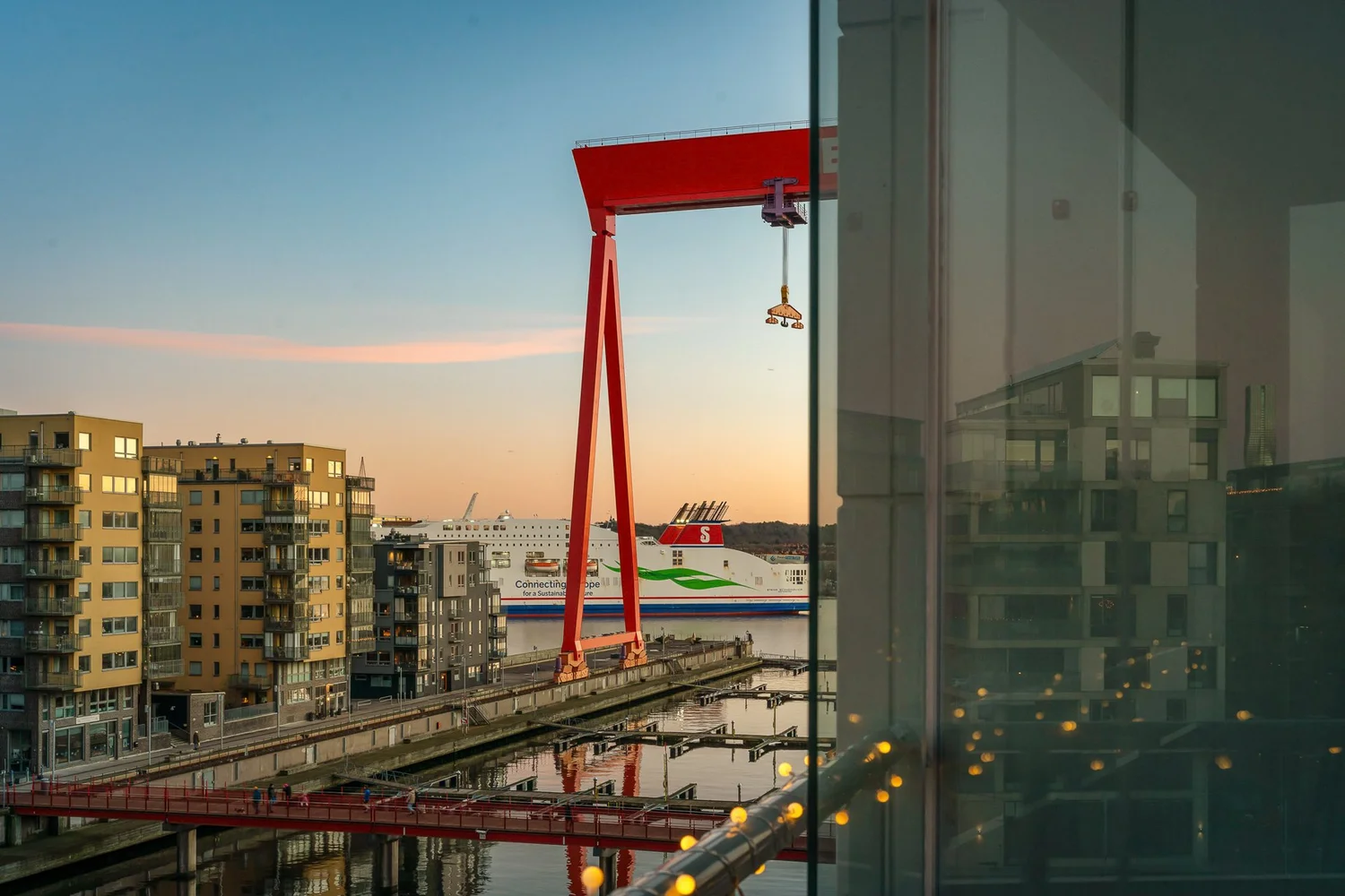 Red crane in Eriksberg in the evening, homes by the water