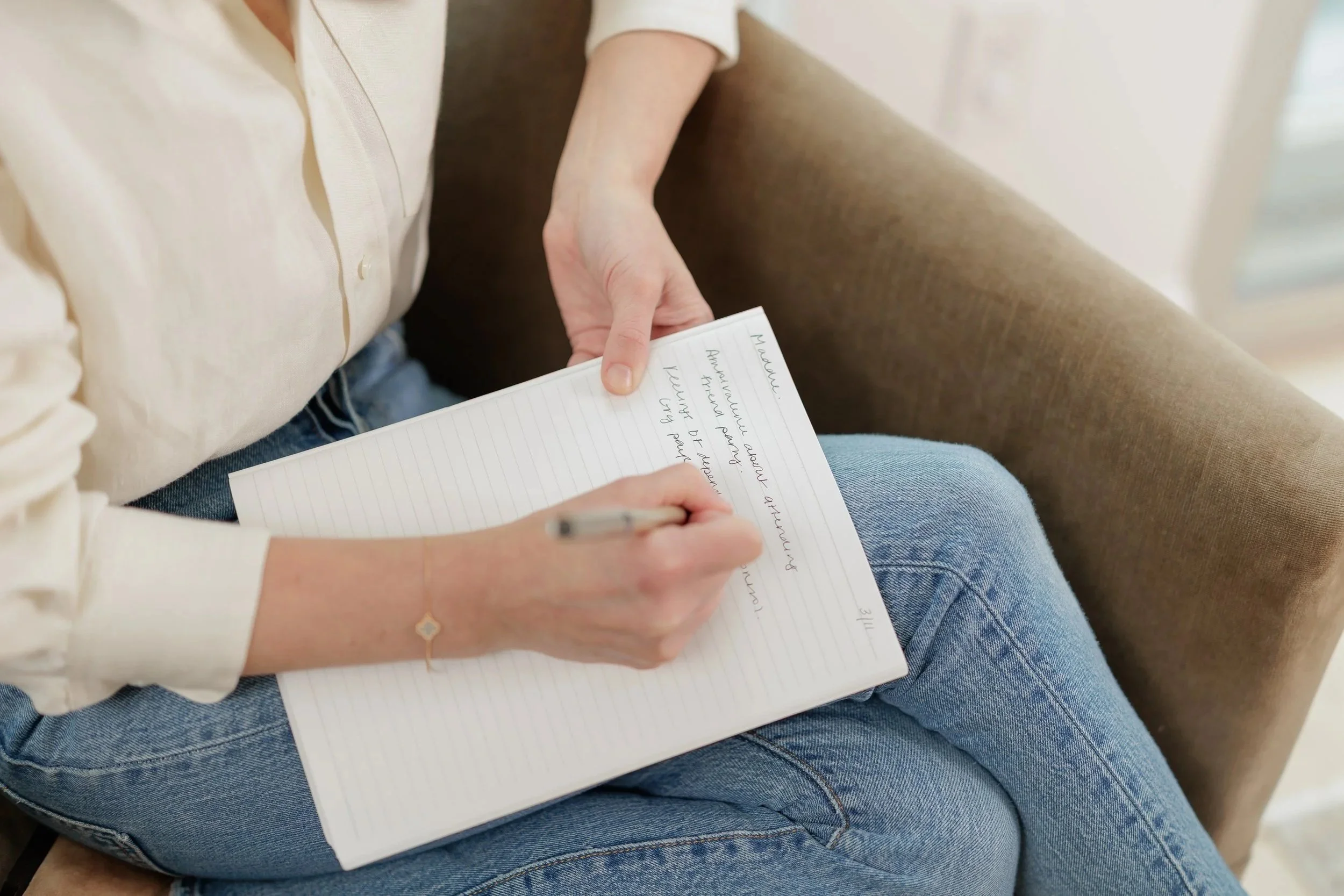 close up image of Alissa Friedlander, LCSW hand writing in notebook