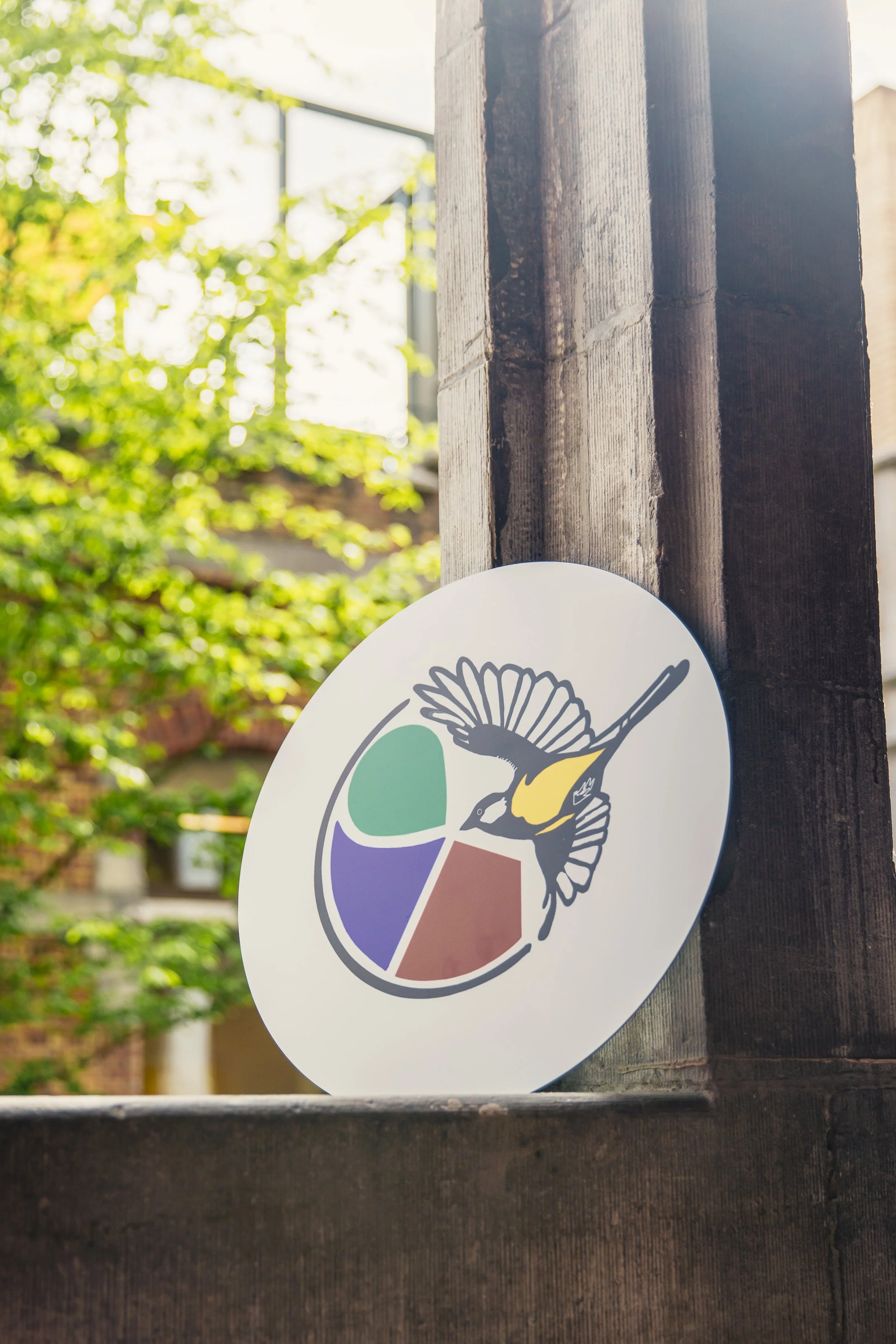 Foto van een wit bord met daarop het logo van meisa.works, een laagdrempelig en verfrissend adviesbureau uit Gent.
