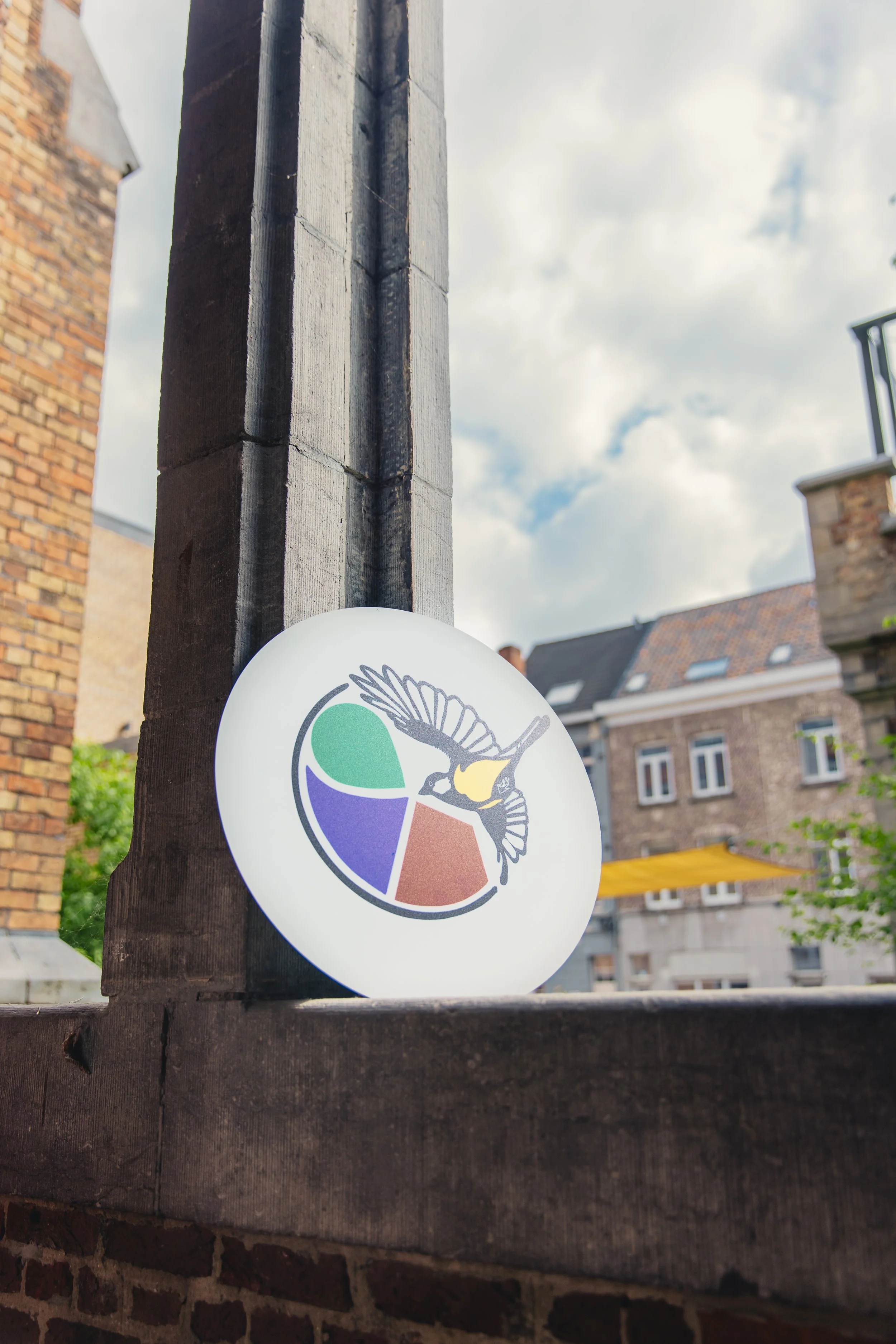 Foto van een wit bord met daarop het logo van meisa.works, een laagdrempelig en verfrissend adviesbureau uit Gent.