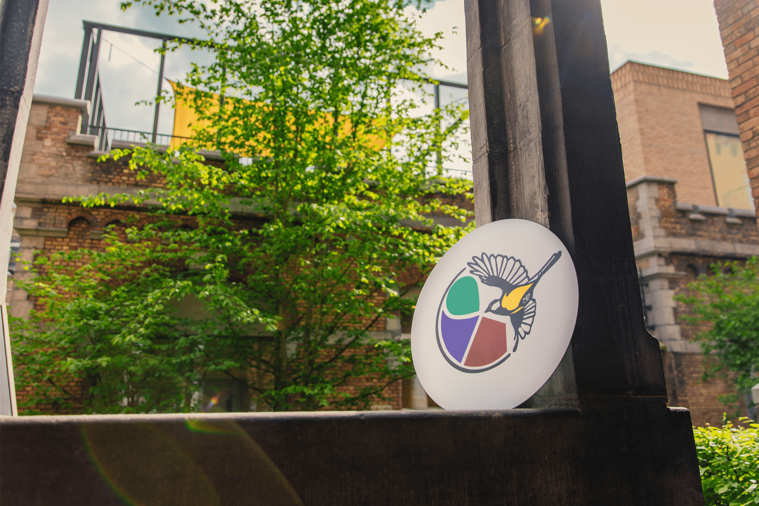 Foto van een wit bord met daarop het logo van meisa.works, een laagdrempelig en verfrissend adviesbureau uit Gent. 
