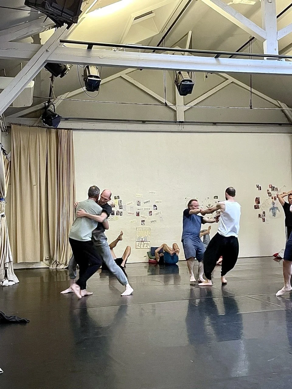 Des hommes dans un studio de danse lors d'une exploration dansée pendant le stage Life Art Process® Hommes.