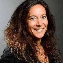 Gaëlle Laleu, gestalt-thérapeute, avec des cheveux bruns ondulés, souriant, portant une veste noire.