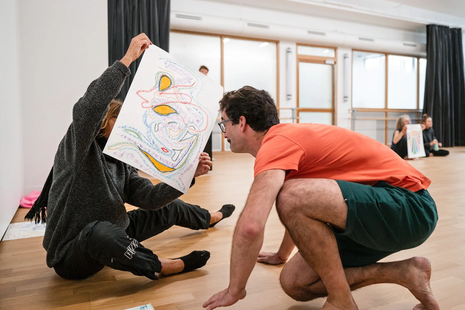 Un homme dans le dessin d'une femme cachée derrière son dessin lors d'un atelier Life Art Process®.
