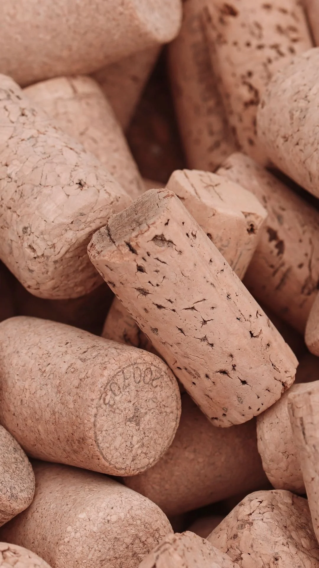 Tappi di sughero impilati uno sopra l'altro.