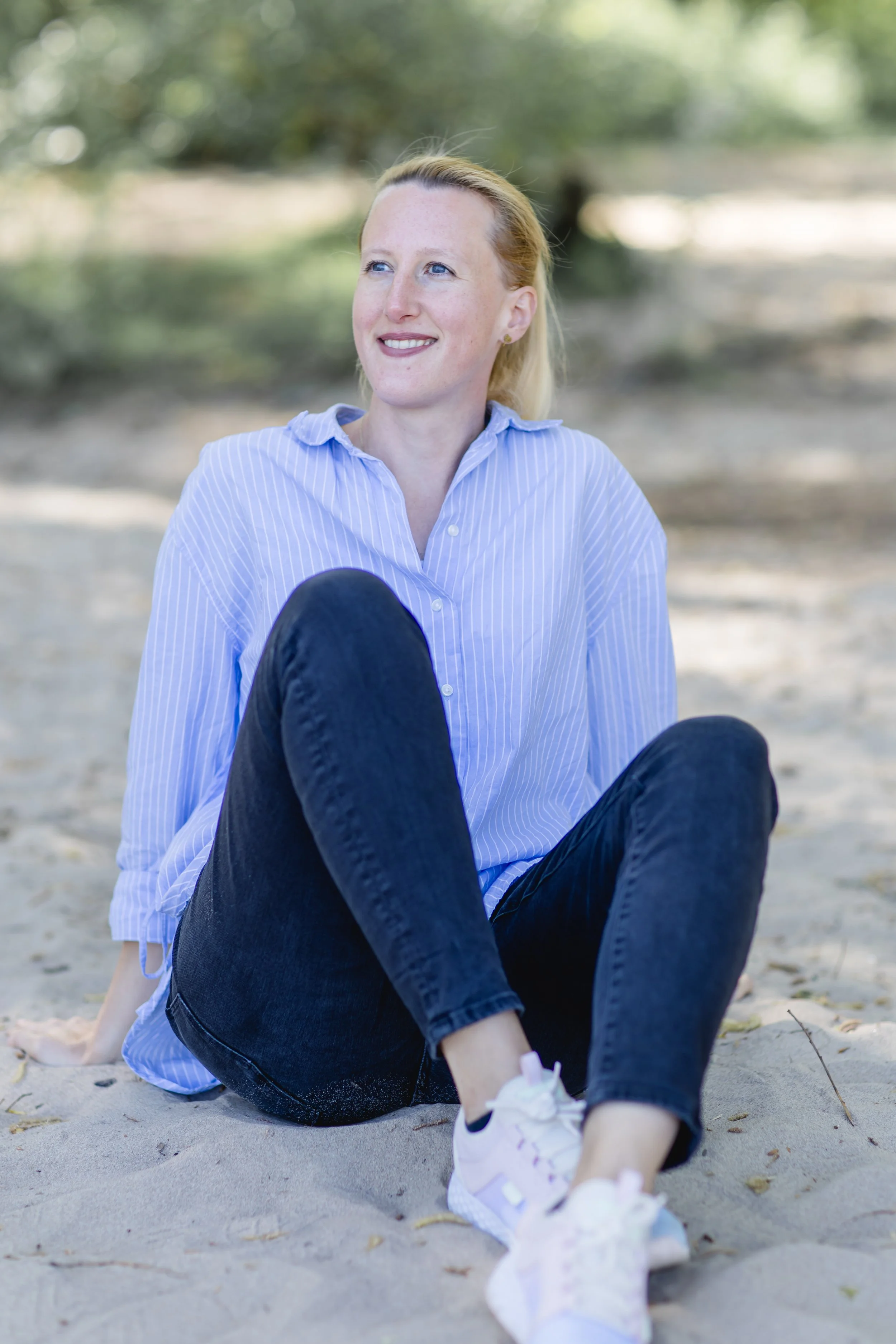Mobiles Life- Coaching und  Beratung in Tönisvorst und Krefeld. Cécile Möller sitzt entspannt und lächelt am Strand.