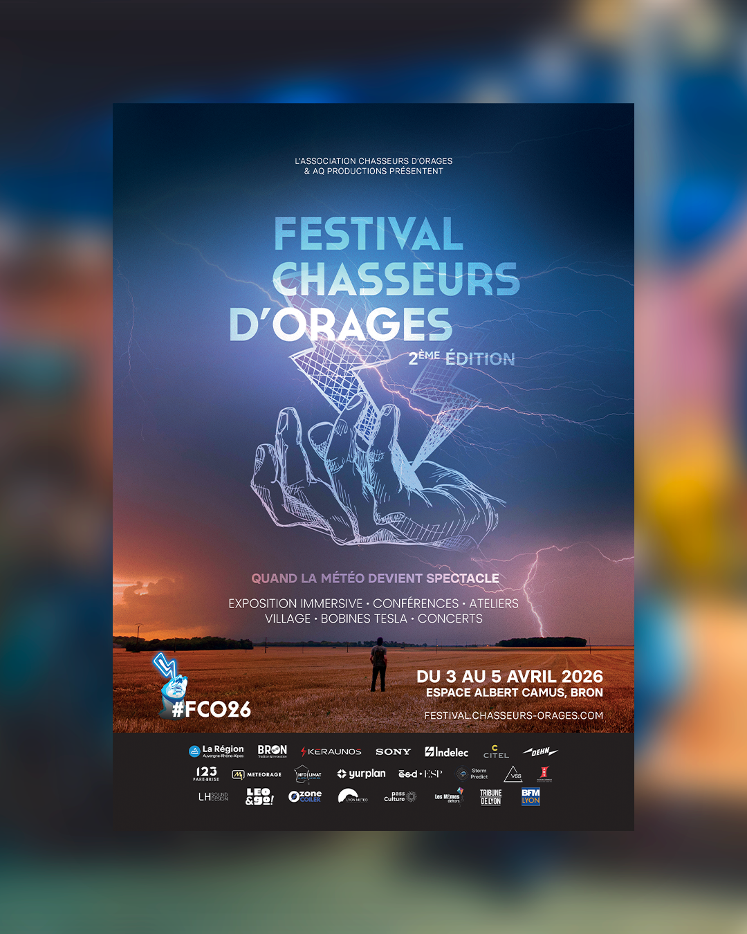 Affiche du Festival Chasseurs d'Orages 2026 avec une illustration d'une main tenant une grille, des éclairs et un paysage rural au coucher du soleil, indiquant la date du 3 au 5 avril 2026 à l'espace Albert Camus à Bron.