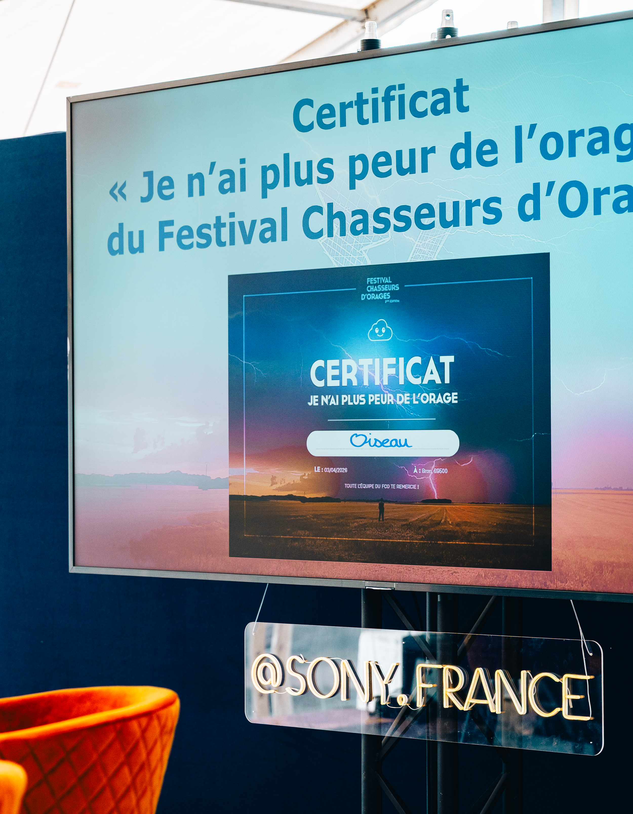 Une affiche indiquant un certificat montrant un message en français sur la peur de l'orage, avec un fond représentant un paysage avec un ciel orageux et des éclairs.