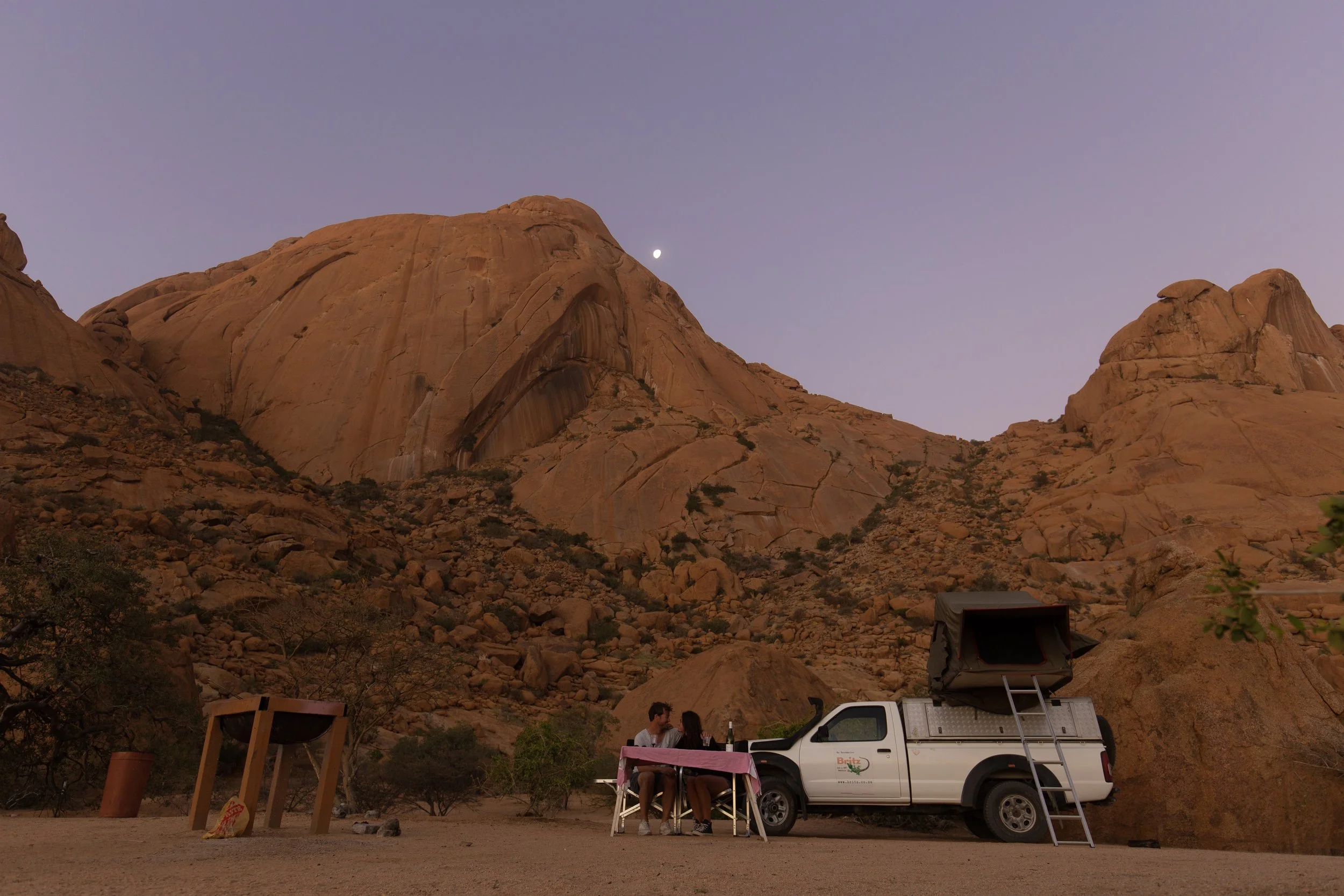 4x4 auto met daktent geparkeerd bij de zandduinen van Sossusvlei, Namibië