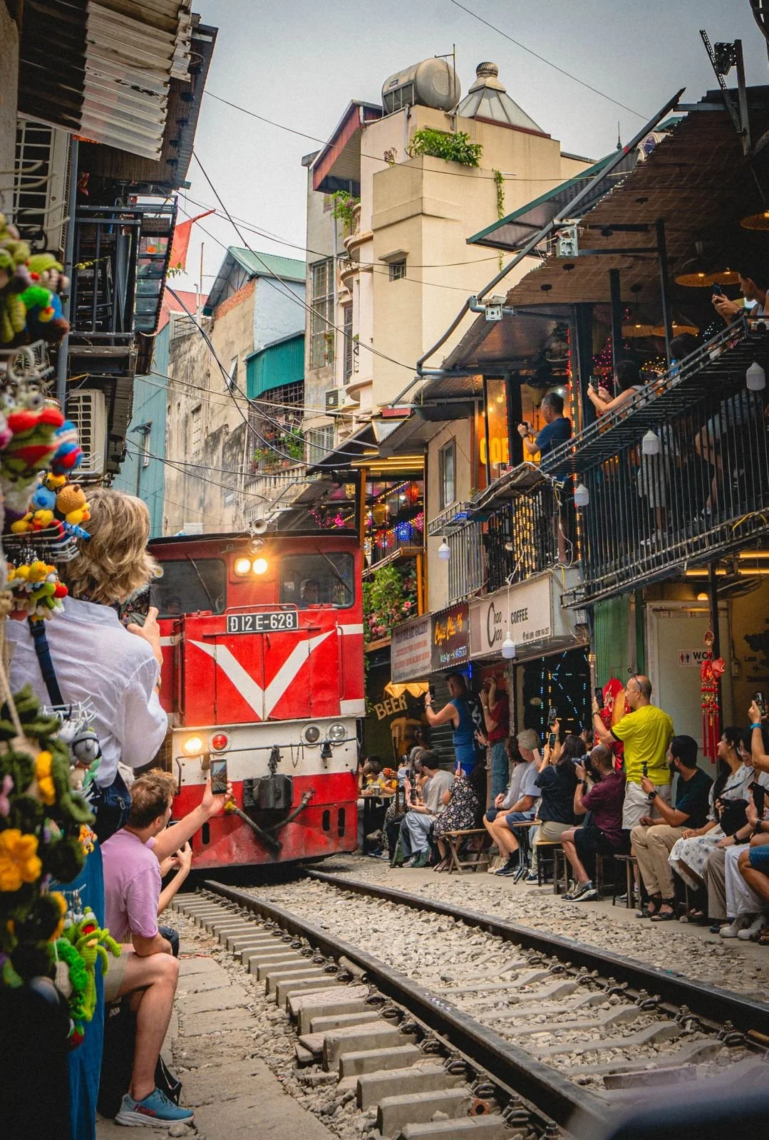 Rondreis Vietnam met Halong Bay, rijstvelden en cultuur. Trainstreet Hanoi