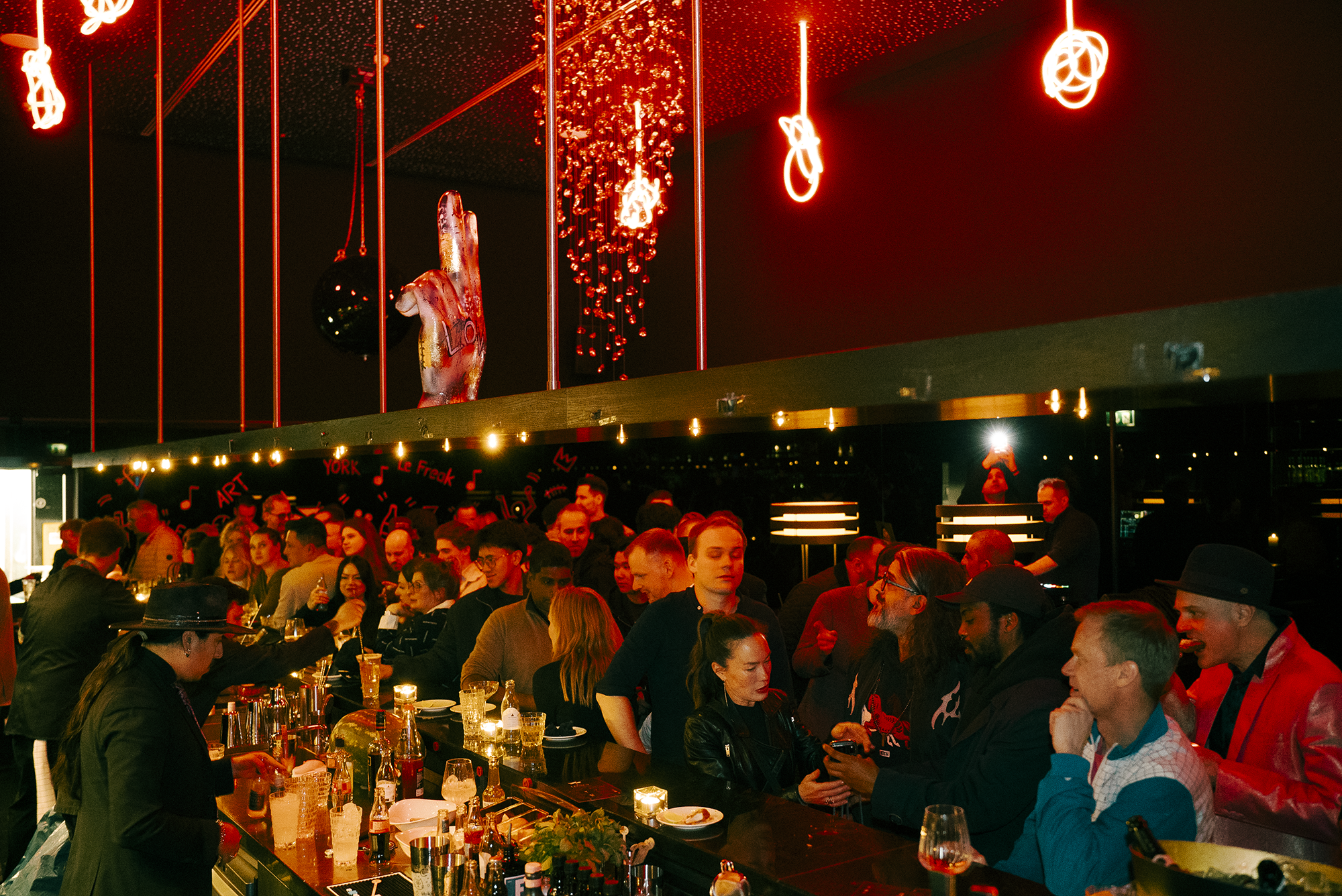 Barkeeper bei der Zubereitung hochwertiger Cocktails in Berlin.