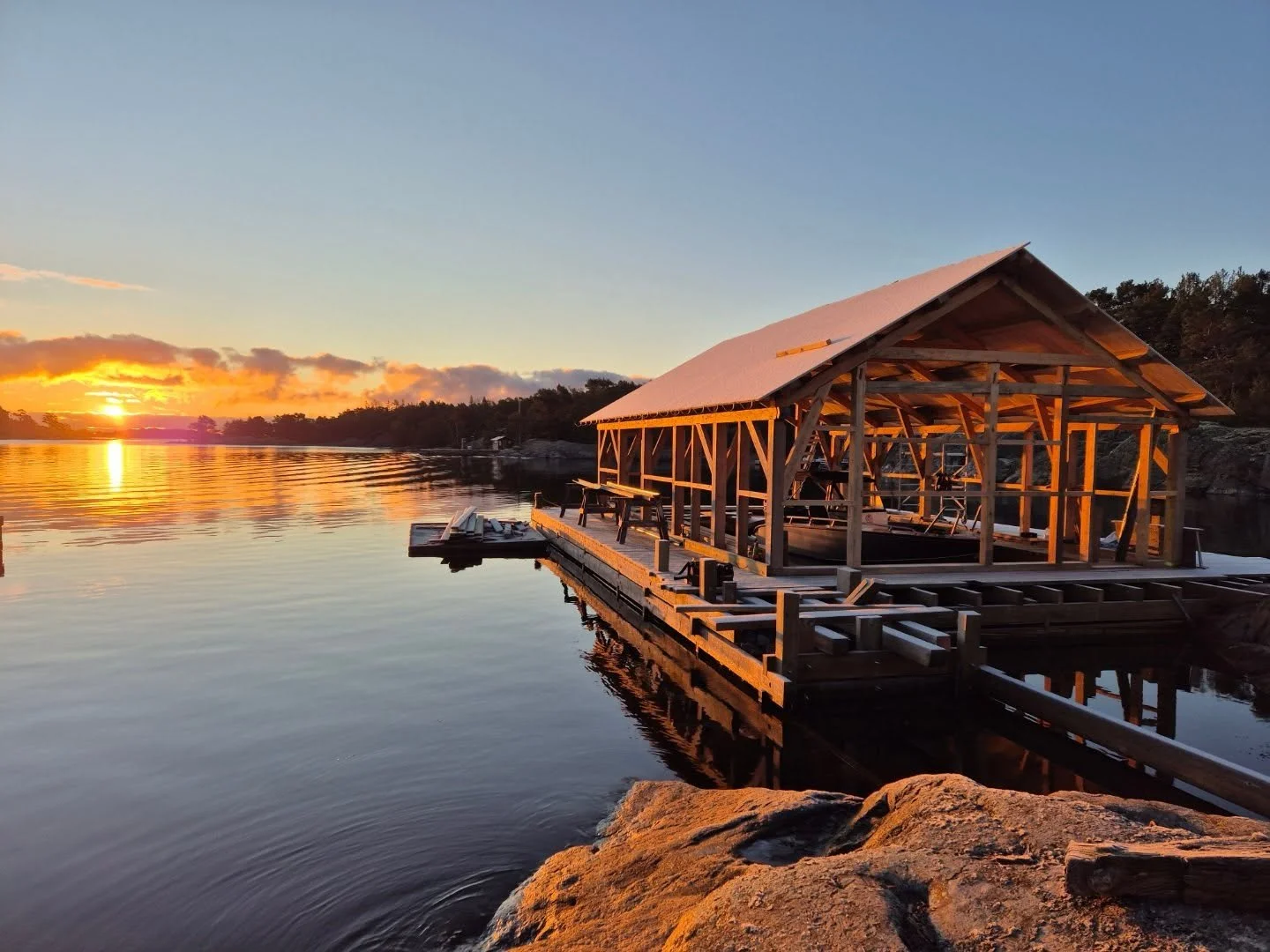 Fin soluppg&aring;ng h&auml;r ute i sk&auml;rg&aring;rden. Snart &auml;r taket klart f&ouml;r vintern. Vi k&auml;mpar p&aring; lite till!

@olle.olsson111
@the_historical_craftsman

#byggnadsv&aring;rd #hantverk #stolpverk #snickare