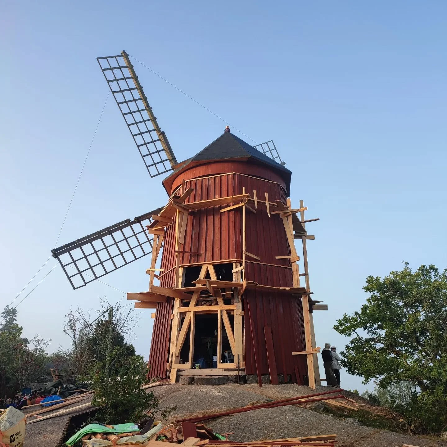 I h&ouml;stas var jag med och satte panel p&aring; en fantastisk vacker kvarn. Lite klurigare &auml;n ett hus.

#snickare #hantverk #byggnadsv&aring;rd