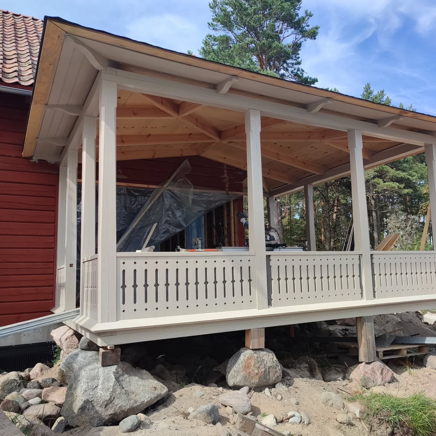 I somras hade jag ett kul jobb som blev riktigt snyggt. Passa in lite snickargl&auml;dje och fixa vattbr&auml;da p&aring; en super fin glasveranda!

#snickare #byggnadsv&aring;rd #hantverk