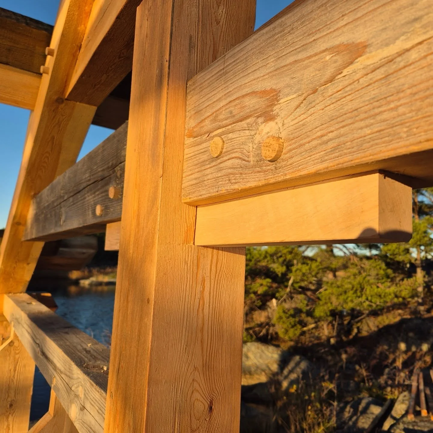 Liten detalj bild fr&aring;n monteringen av b&aring;thuset som @johannesramverkstimmerman hade byggt som jag och @the_historical_craftsman hj&auml;lpte till att f&aring; p&aring; plats.

Kul projekt, f&ouml;rsta bryggan jag varit med och byggt och ro