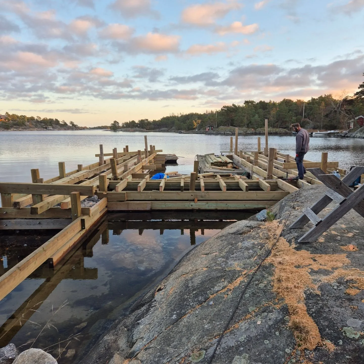 Det finns f&ouml;rdelar och nackdelar med att jobba utomhus. Det &auml;r bryggbygget har varit mest f&ouml;rdelar hittills ☀️

#byggnadsv&aring;rd #sk&auml;rg&aring;rden #brygga #snickare