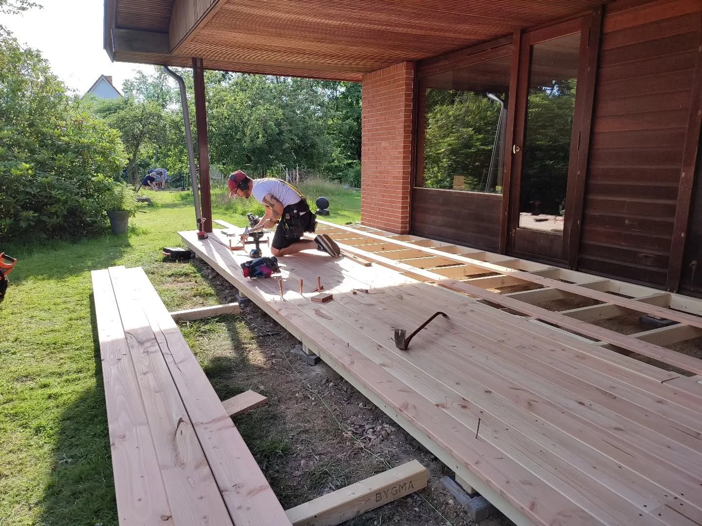 Spenderat en l&aring;nghelg med mina fantastiska kompisar. D&aring; brukar det ofta bli lite snickrande av n&aring;got slag ocks&aring;. Den h&auml;r g&aring;ngen en altan och lite grund till v&auml;xthus.

#woodworking #handmade #craftmanship #handg