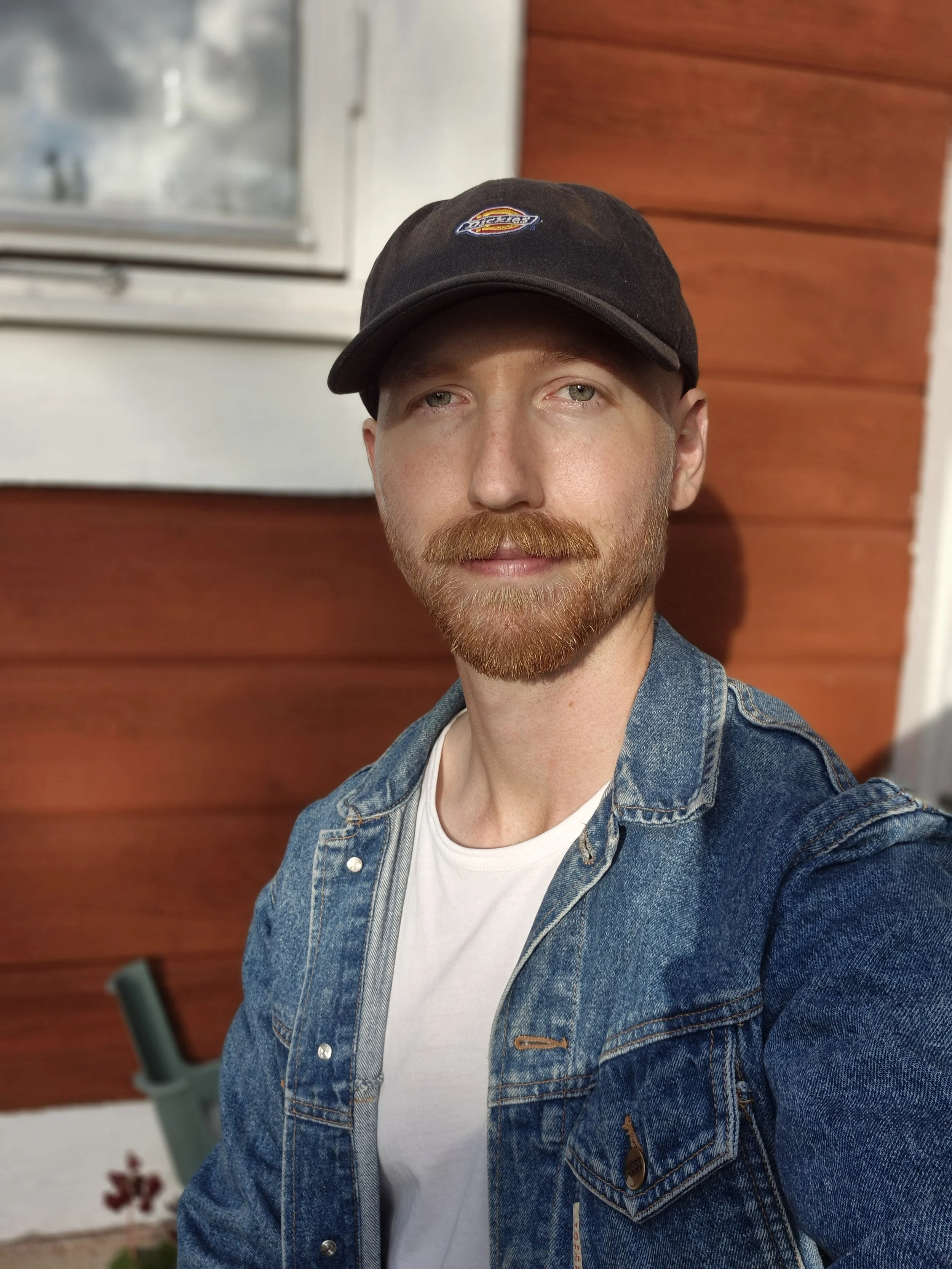 Porträtt av Snickaren Oskar Wiklund, grundare av Hantverksnörden. En erfaren möbelsnickare och timmerman som erbjuder lokal byggnadsvård, snickerier och måttbeställda möbler