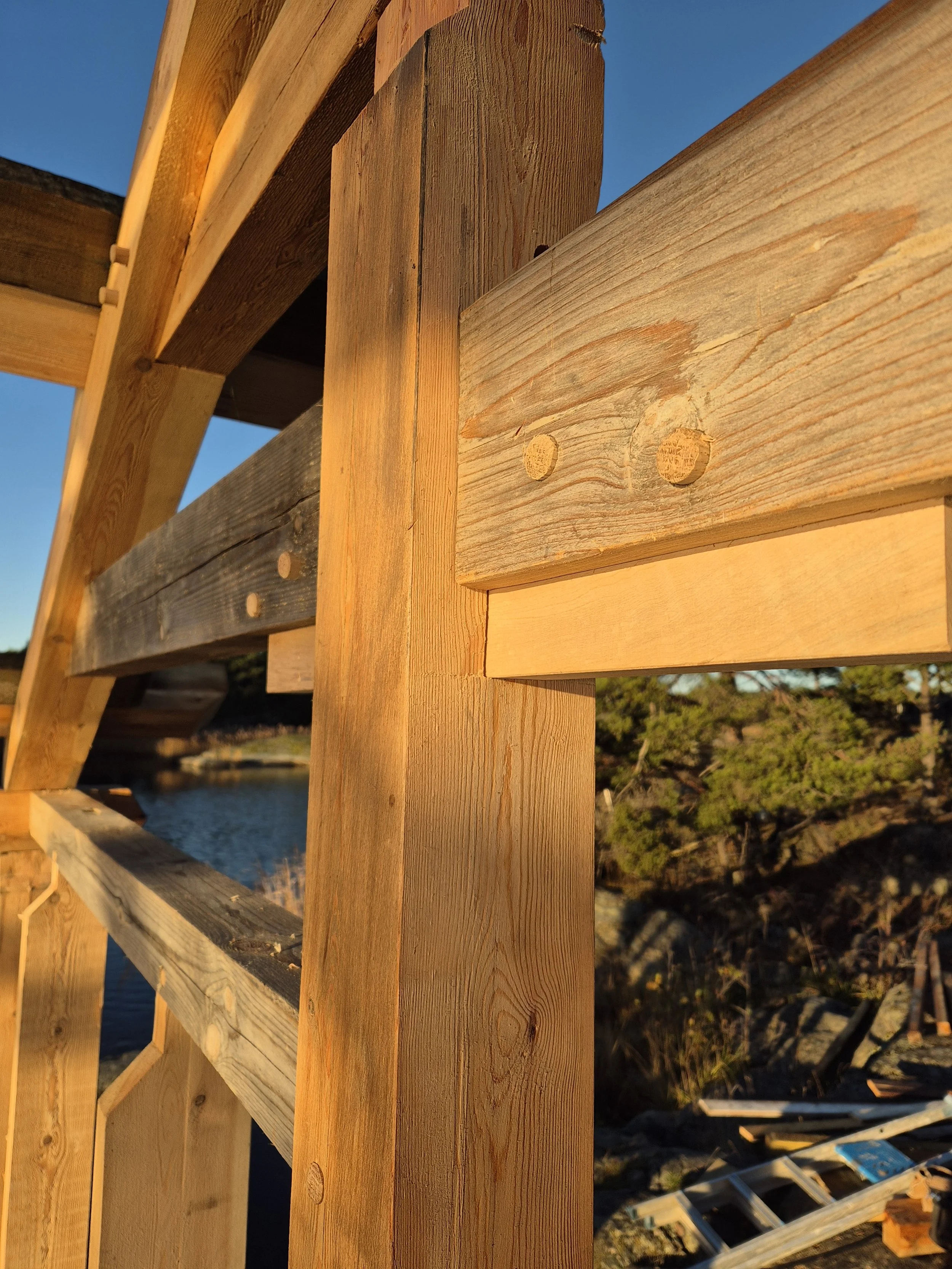 Traditionellt timmermansarbete med dymlade sammanfogningar i grovt virke. Hantverksnörden utför bygghantverk och stolpverkskonstruktion med traditionella metoder.