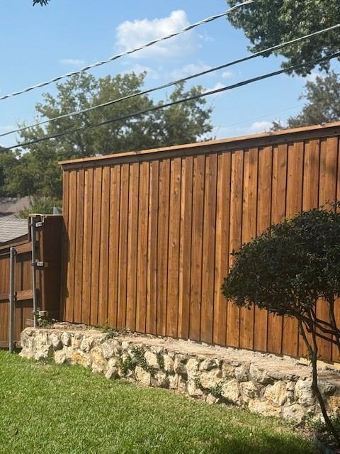 8-foot-cedar-board-on-board-privacy-fence-fort-worth.png