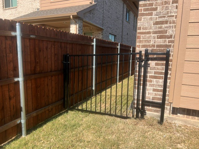 custom-iron-dog-gate-fort-worth-tx.png