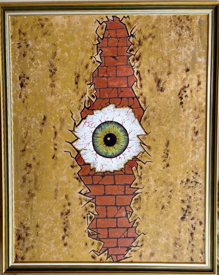 Peinture représentant un mur de briques rouges avec un trou au centre, à travers lequel on peut voir un œil coloré.