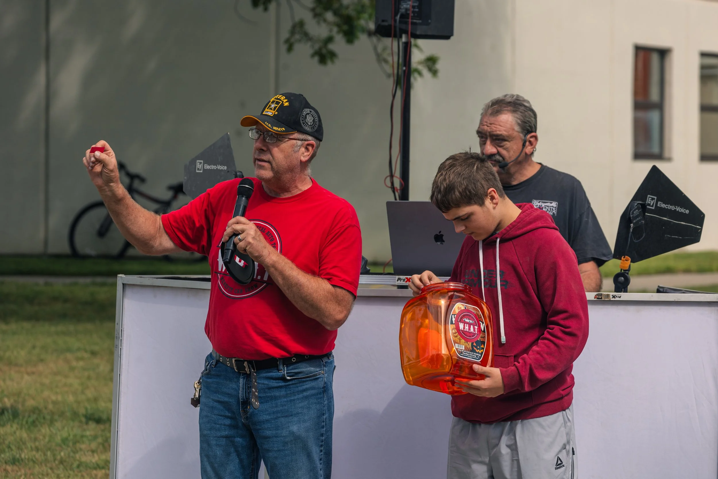 Boy Scout Jesse helping Alan O'Sullivan with the raffles!
Shot by Chase Bonine - Check out his entire album of the show on his Flickr account by clicking an image!