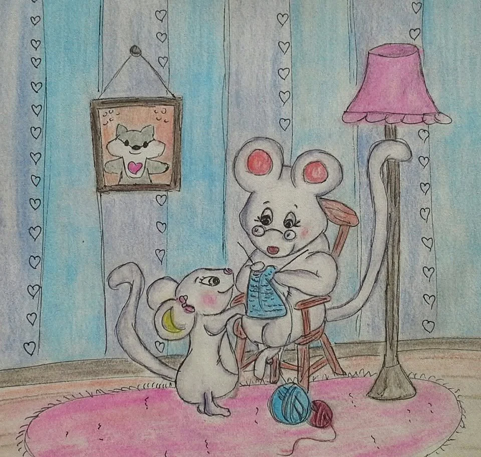 Deux souris avec des cheveux blonds, une portant des lunettes, sont assises dans une pièce colorée avec un tapis rose, une lampe à abajour rose, un tableau d'une souris avec des cœurs, et des balles de laine de différentes couleurs.