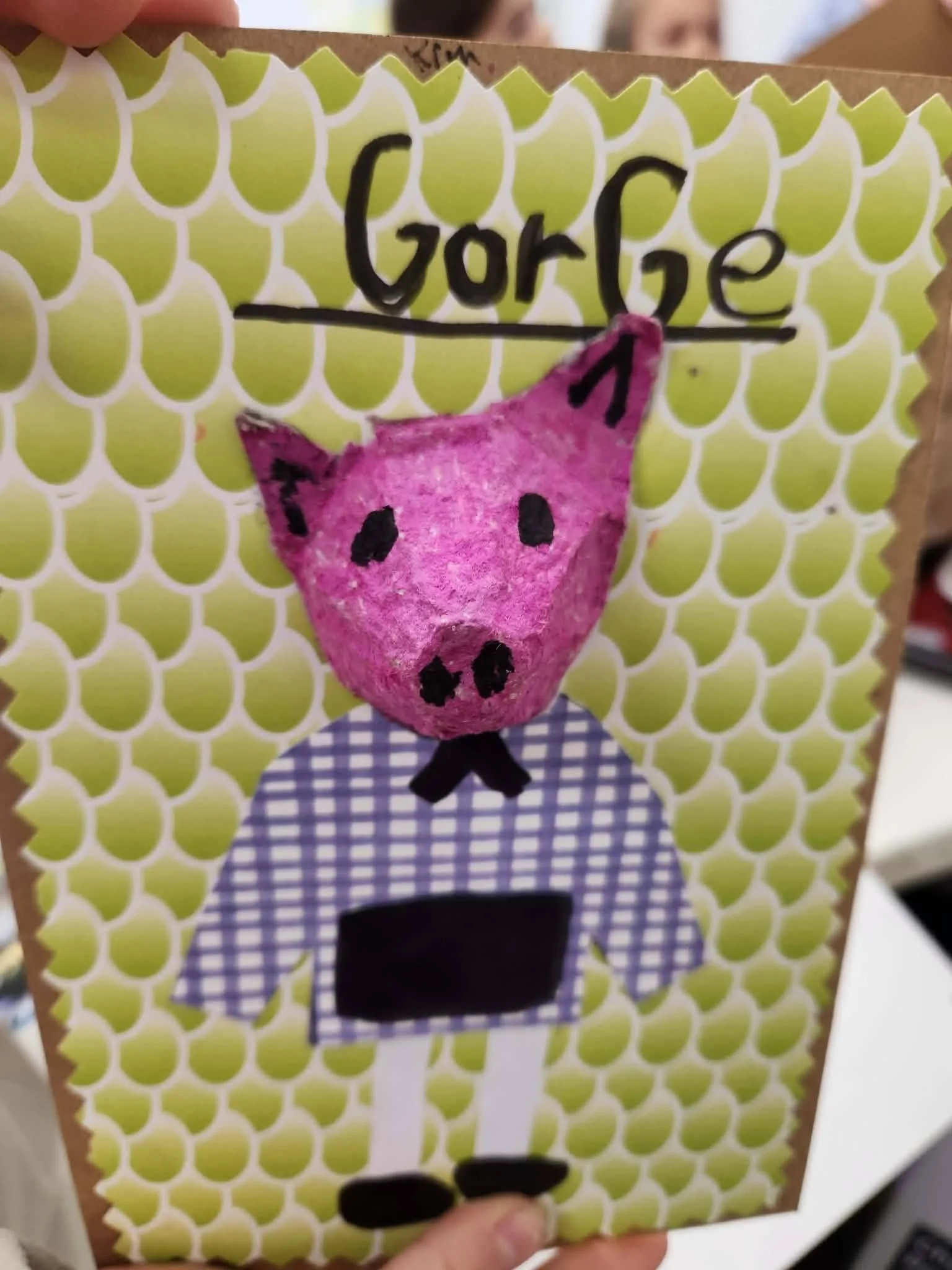 Carte en papier faite main avec un dessin d'une petite chatte rose et la mot "Gorbe" écrit en haut.
