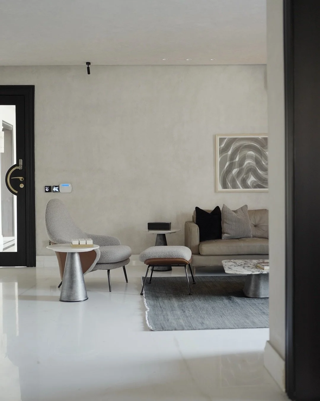 Designed as a shared retreat for two brothers, the suite balances warmth, restraint, and comfort through softened textures, muted tones, and tactile materials.

Dark oak flooring, plaster walls, sculptural silhouettes, and ambient lighting shape spac