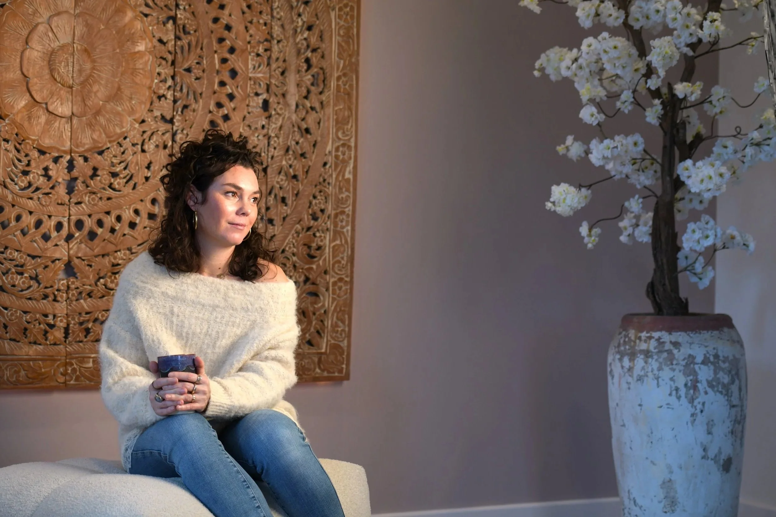 Rustige praktijkruimte van C-me in Monnickendam, waar NEI therapie en systemisch werk plaatsvinden