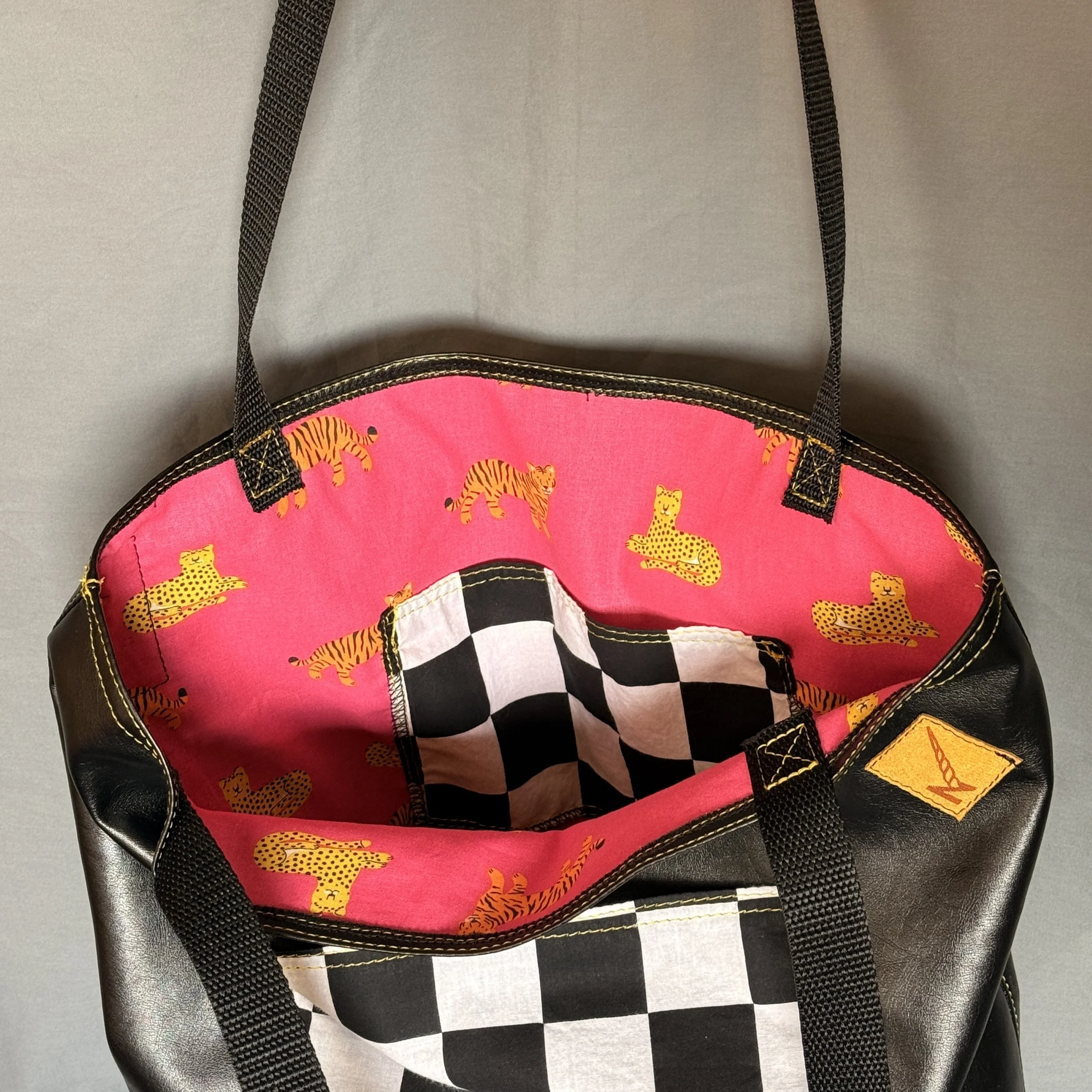 9_Tote - inside.JPG