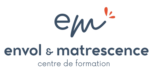 Logo de envol & maternence, centre de formation, avec un symbole de plume rouge au-dessus du texte.