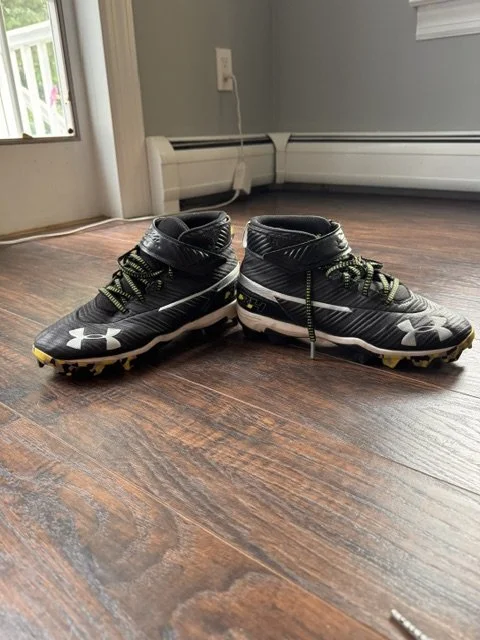 06: Mens - Under Armour "34" - Black/Neon Green/white - Size: 7