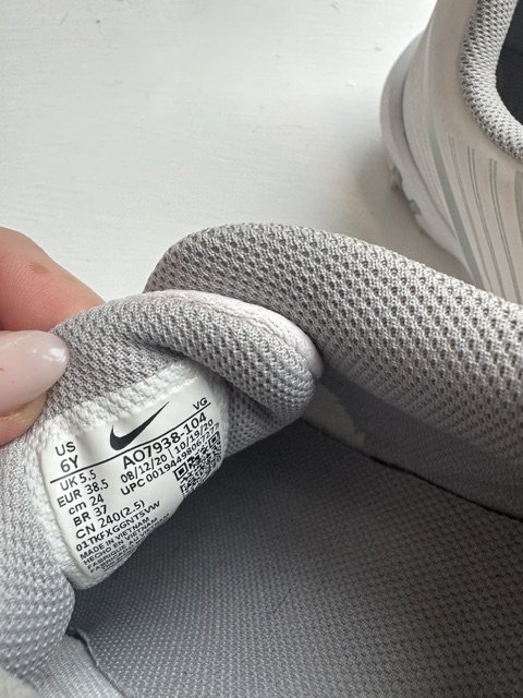 16: Youth White Nike Cleats - Size 6Y