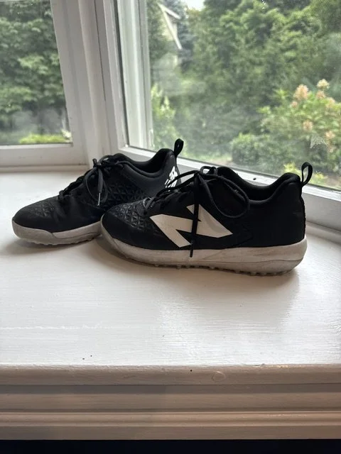 15: Youth New Balance Turf Shoes - Size 5
