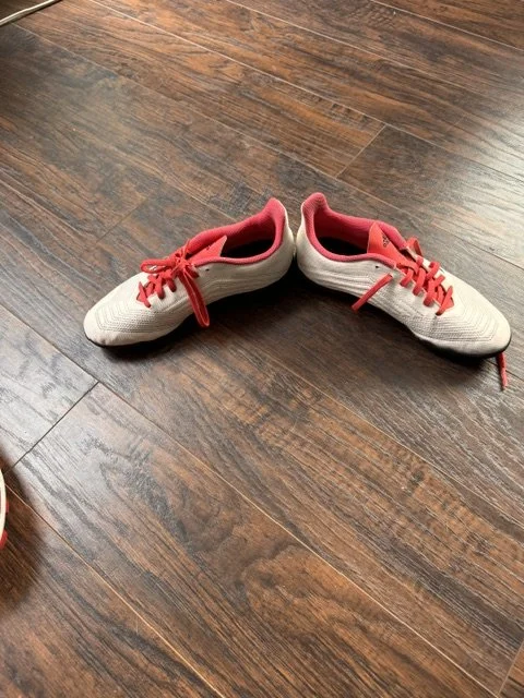 11: Mens - Adidas "Predator" - White/Red/Black - Size: 5.5