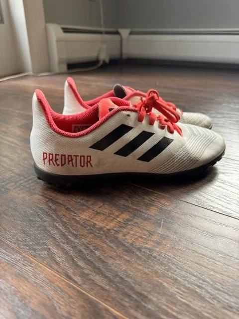 11: Mens - Adidas "Predator" - White/Red/Black - Size: 5.5