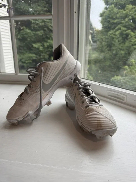 16: Youth White Nike Cleats - Size 6Y