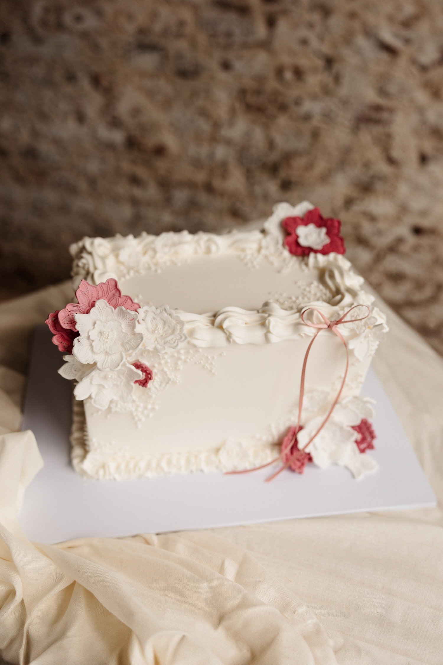 Vintage-Wedding-Cake-Piping-Kent-Wedding-Cake-Broome-park-olive-&-mac-7.jpeg