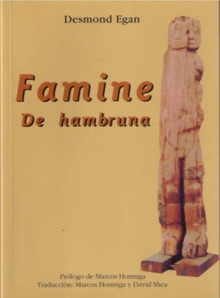 Portada de un libro titulado 'Famine de hambruna' por Desmond Egan, con una escultura de madera en el lado derecho.